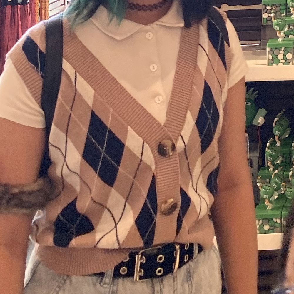 [SOLD] Light brown argyle sweater vest